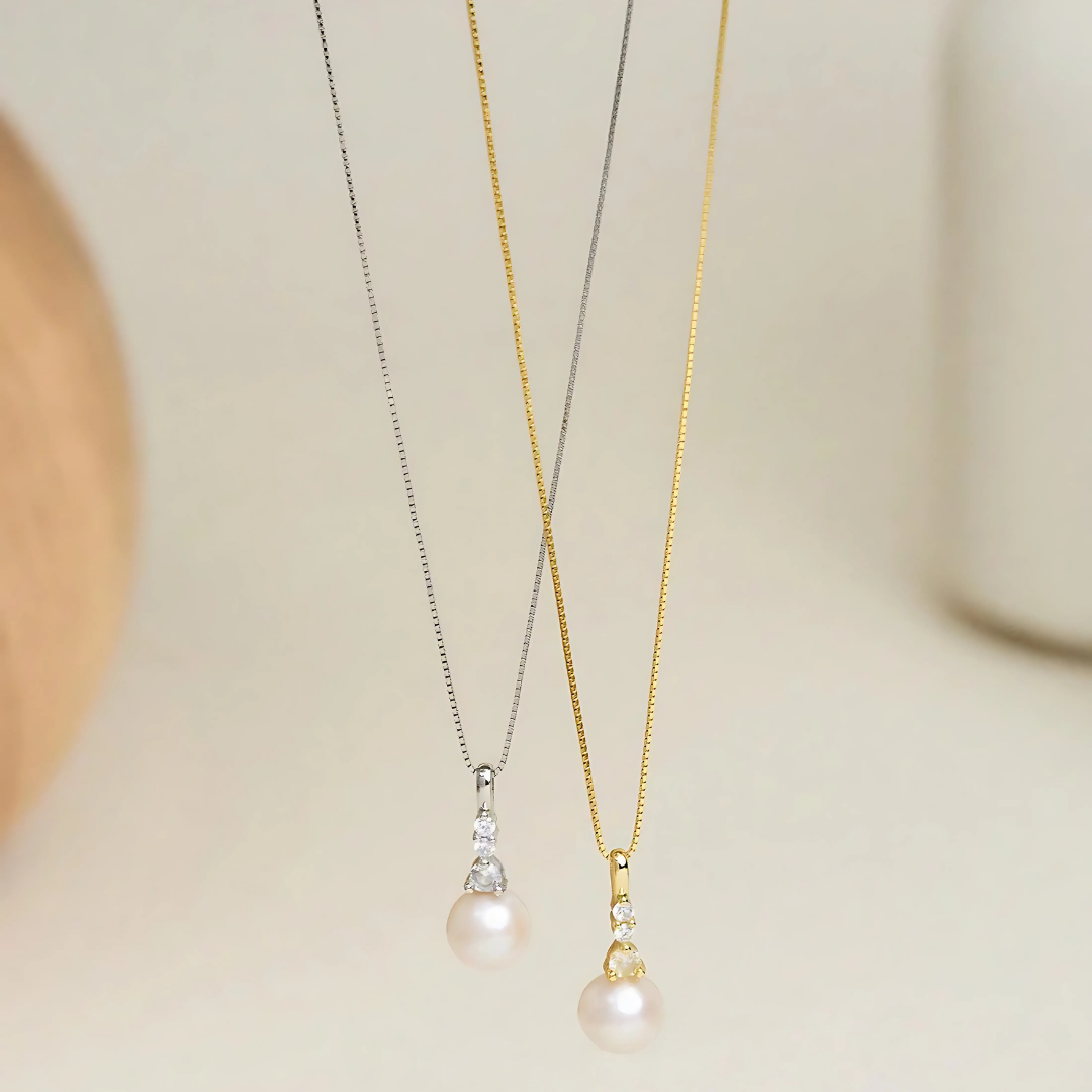 سلسله من الفضه عيار 925 المطليه بالذهب مع دلايه من اللؤلؤ الحر - كود 412