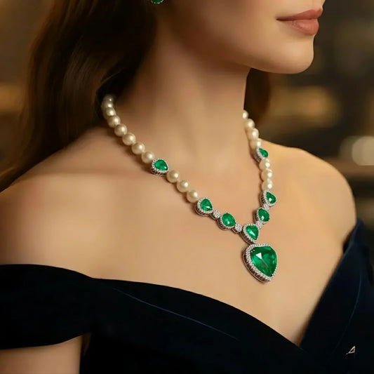 عقد من اللؤلؤ الطبيعي مع الكيوبك زيركونيا  شبيه الزمرد  - كود 2221