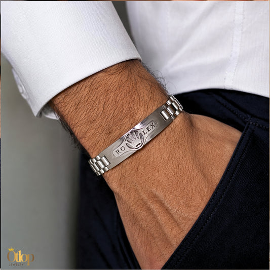 أسورة تيتانيوم رجالية - على المعصم مع قميص كاجوال
