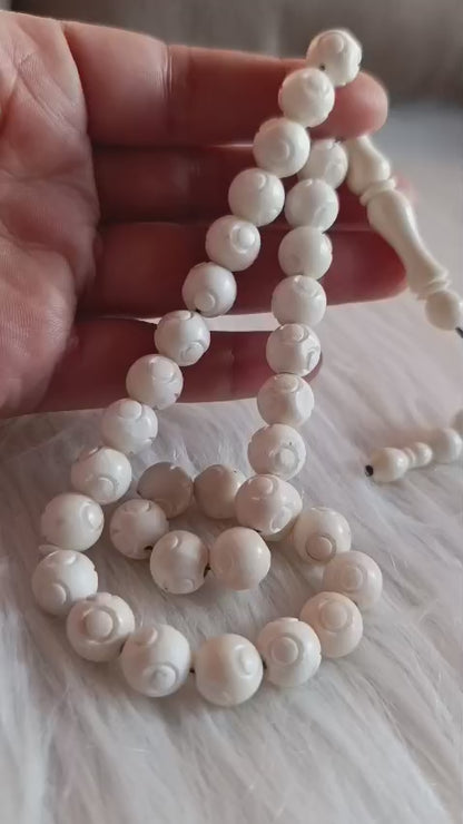 سبحة عظم الجمل الطبيعي بنقش دائري بارز 33 حبة - كود 33395