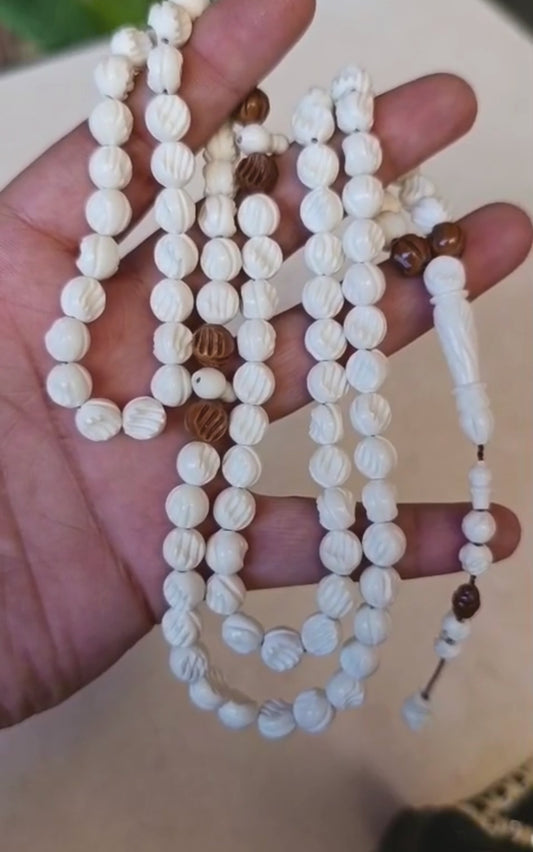 سبحة من عظم جمل مطعمة بخشب الكوك الطبيعي -كود 59960